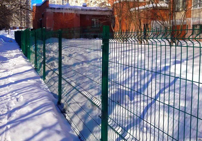 Как укрепить сетчатый 3D-забор в регионе с обильными снегопадами